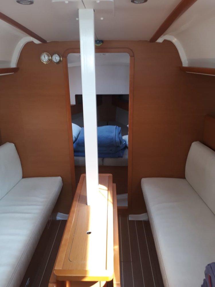 Britannia | Sun Odyssey 33i photo 5